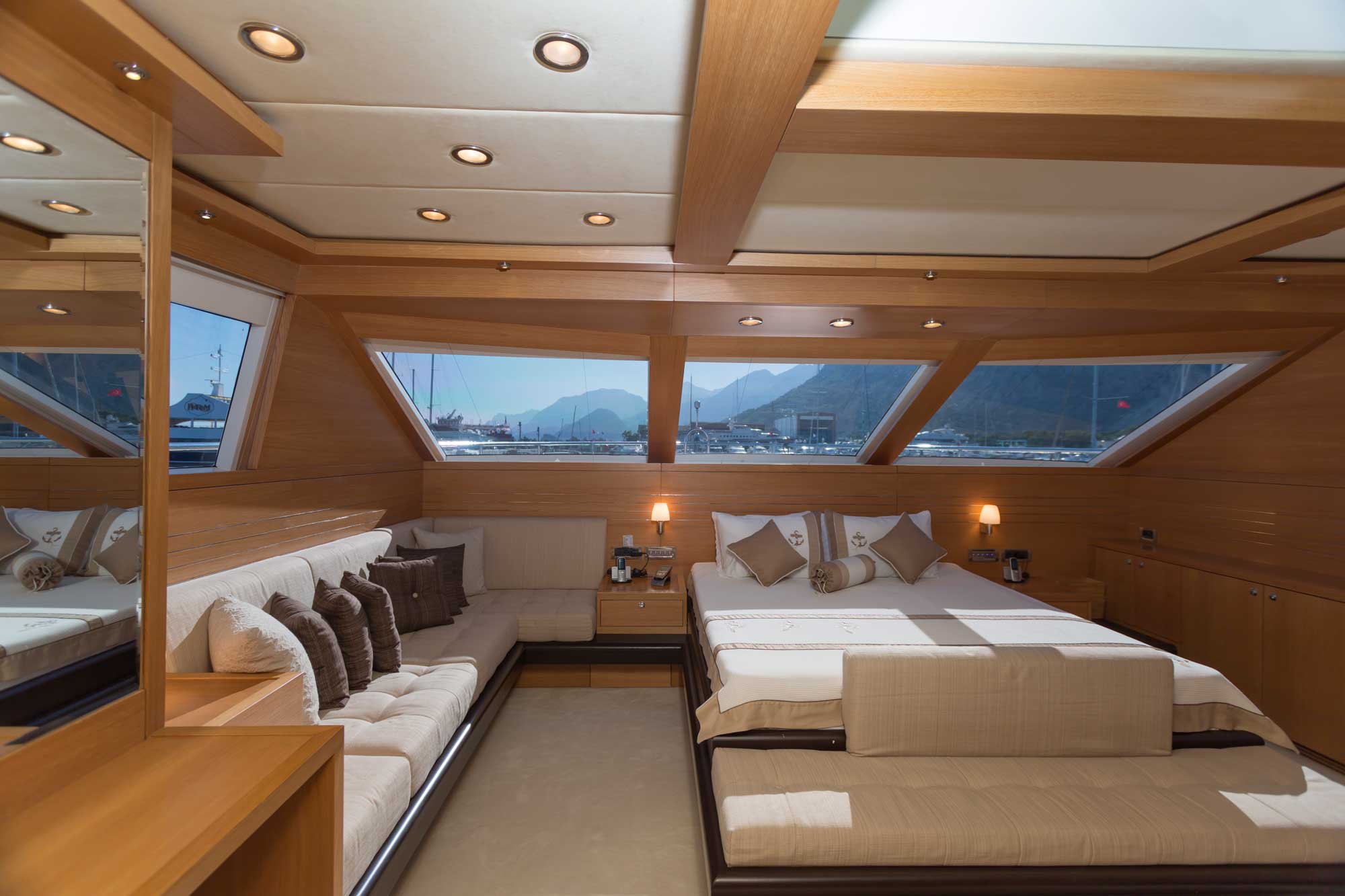 organizing private and commercial yachts