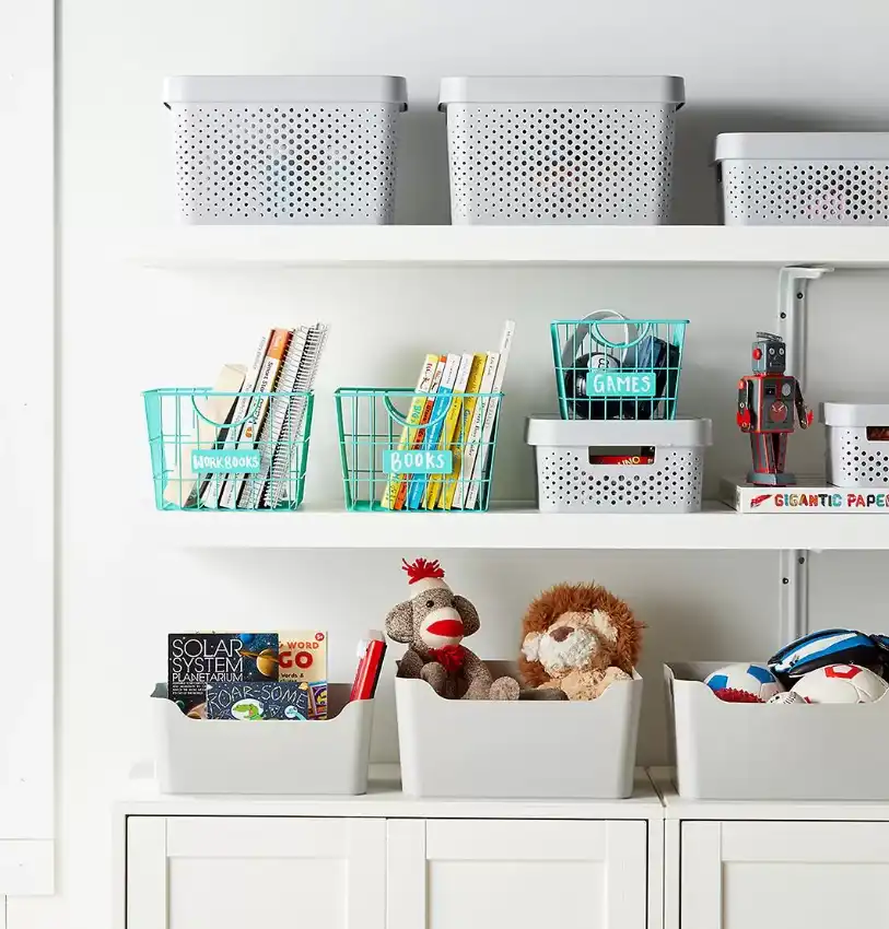 Plastic storage bins with handles